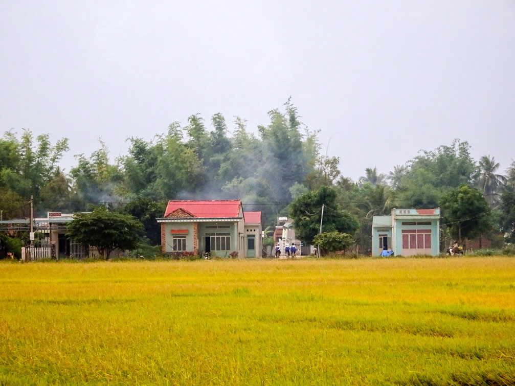 Cảnh bình yên làng quê Kon Tum city thành phố trên cao nguyên Việt Nam